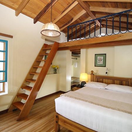 Hotel Vieja Cuba Quito Kültér fotó